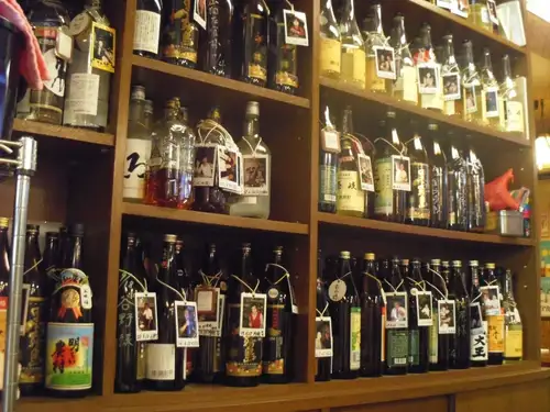 圧巻の数のお酒が並ぶ