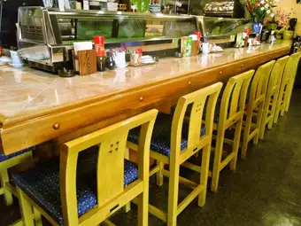 1人でも気軽に利用できるカウンター席。ちょっと飲みたいなという気分の時にも入りやすいです。