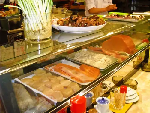 カウンター席から長崎県産の魚が