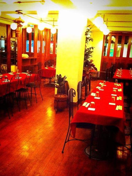 At the party, the red cloth creates an elegant atmosphere.A perfect space for banquets and second parties.