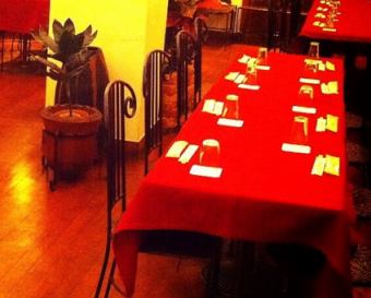 パーティー時は赤いテーブルクロスを掛けてお洒落に演出。