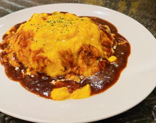 Fluffy and creamy omelet rice (demi-glace or ketchup mayonnaise)