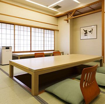 【掘りごたつ】温かみのある掘りごたつ席は、足を伸ばしてくつろげるプライベート空間です。落ち着いた雰囲気の中、京都の風情を感じながらのお食事はいかがでしょうか。少人数のご宴会や会食など、様々なシーンでご利用いただけます！