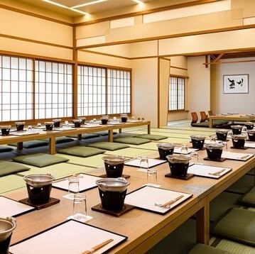 【座敷】広々とした畳敷きの座敷は、京都の風情を存分に感じられる特別な空間です。足を伸ばしてくつろげるので、小さなお子様連れのご家族や、ご年配の方にも安心してご利用いただけます。15名様～最大30名様まで貸し切りも承っており、様々なご宴会に対応可能です。