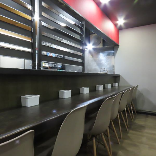 気軽に立ち寄りやすいカウンターは全8席で、仕事帰りやご友人とのサク飲みにもぴったり!お一人様でのご来店も大歓迎です♪忙しい日常の合間に、リラックスして楽しめる中華料理はいかがでしょうか!?宴会利用に最適な小上がりのお座敷席は、最大20名様程度までご利用いただけます!