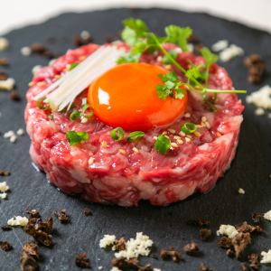 新鮮な肉だからこそ提供可能！こだわりの卵を使用『炙り和牛ユッケ』