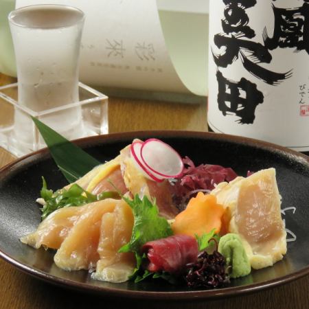 小樽地鶏の新鮮な刺身や串焼きを日本酒と共にお楽しみください。