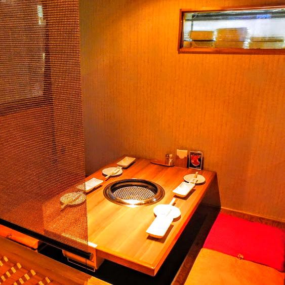 Relaxing lighting comfortable to relax ... ♪ Small rising digging seat seats are becoming less visible from other customers so we have seats for small children as well as banquets as well! 【Shibuyaki Yakiniku open bar】