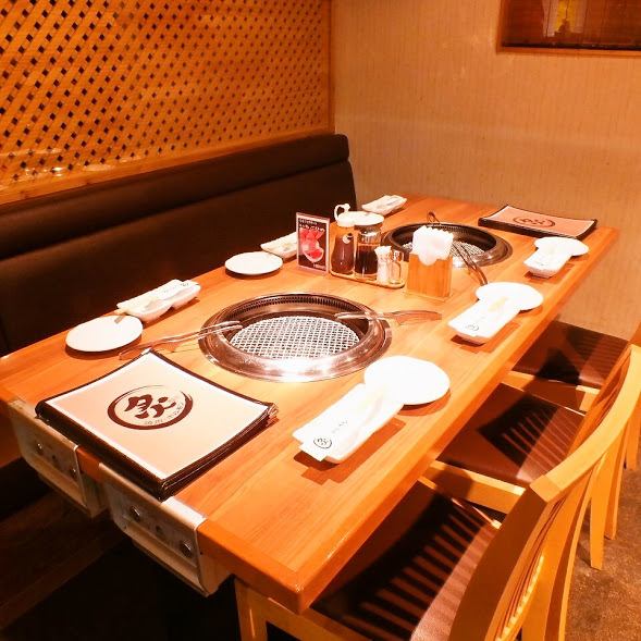 【請享用高品質的日本國產牛肉♪】可以舒適地坐著的桌子沙發座椅可供從日期到兒童等各種客戶使用。享受充足的空間和美味的飯菜♪【澀谷Yakiniku的所有飲品】