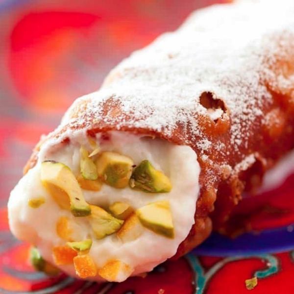 «Dolce» Cannoli wrapped in pie dough with ricotta cheese / 600 yen ◇ Enjoy the authentic taste until the end.