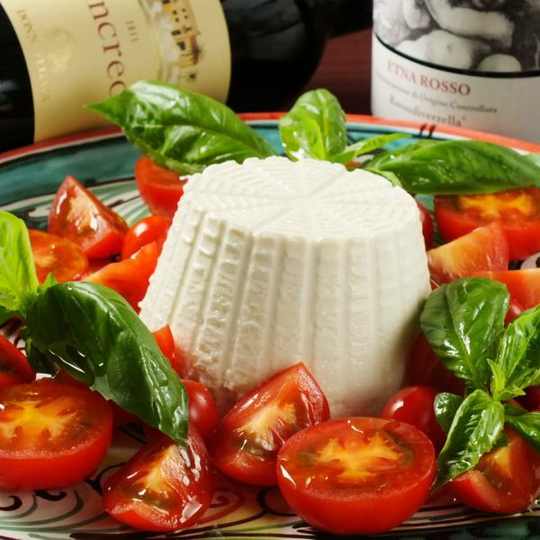 «여기에서 밖에 맛볼 수없는»본고장의 맛을 재현! 히 루젠의 리코 타 치즈와 토마토의 카프 레세 ◆ 1300 엔