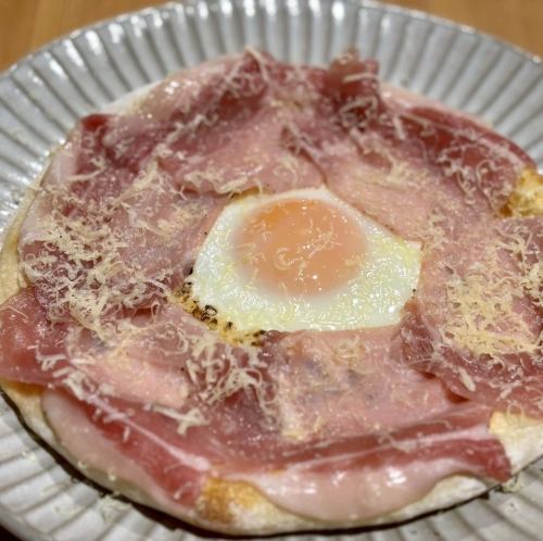 溢れる生ハムの月見ピッツァビスマルク