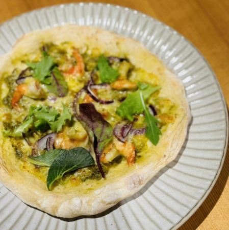 エビと野菜たっぷりサラダジェノベーゼピッツア