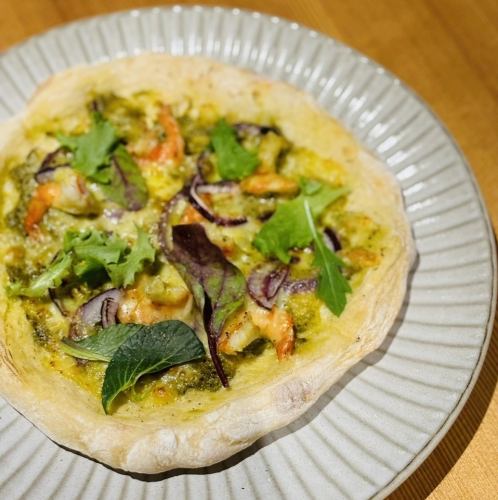 エビと野菜たっぷりサラダジェノベーゼピッツア