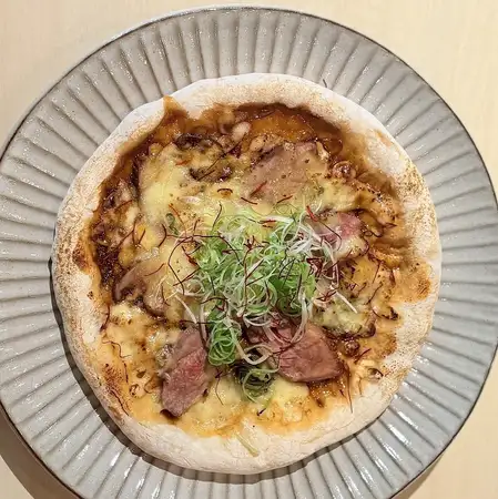 　鴨ローストと白ネギの照り焼きピッツァ