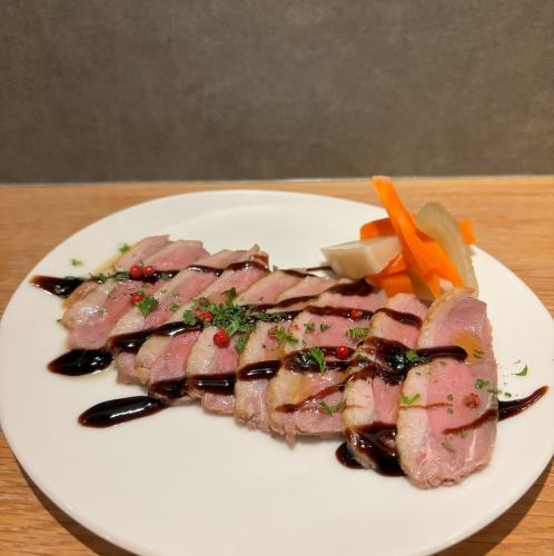 鴨肉のスモーク　ピクルス添え
