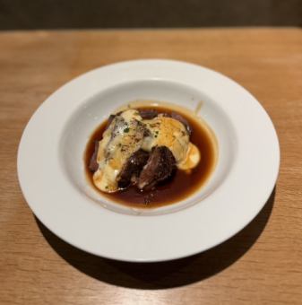 ハンギングテンダーのバベットステーキ ラクレットチーズソース