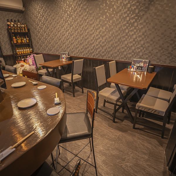 「初めてのお店は少し緊張する…」そんな不安を吹き飛ばす、明るいスタッフがお待ちしています！常連様はもちろん、一見様も温かく包み込むアットホームな空間が自慢。お酒好きには嬉しいボトルキープも可能で、自分だけの定位置を作れるのが魅力です。笑顔の絶えない賑やかな空間で、日常の疲れをリセットしにきませんか？