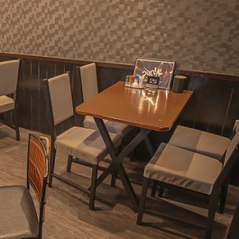 4名掛けのテーブルが1席あります