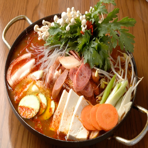 Budae Jjigae (Unit Hotpot)/A pot full of 5 types of ham, soft noodles, vegetables, rice cakes, etc.