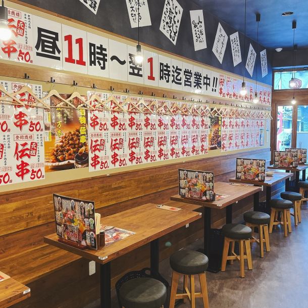 The store has a retro Showa era atmosphere that gives you a nostalgic feeling.Want to invite your colleagues over for a quick drink after work? We have a number of table seats perfect for those times.