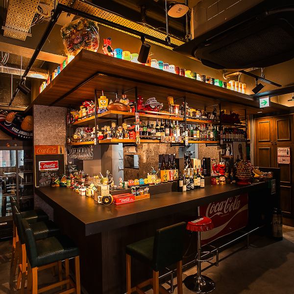 お一人様でもごゆっくり寛げるカウンター席も人気♪ランチや夜定食、サク飲みにもオススメ！カウンターには昔懐かし駄菓子や、アメコミキャラクターのフィギュアやグッズが並べられ、見ていて飽きることなくお過ごしいただけます◎