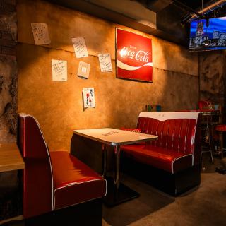 【テーブル席】コンセプトシートのこちらのお席は、アメリカンダイナーをイメージしたお席です。女子会やご友人との飲み会にどうぞ。