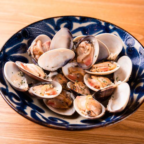 市場から厳選仕入れ！素材にこだわる【蛤のバター炒め】