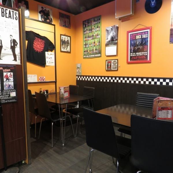 We recommend using table seats for small group use How about raising the topic of the band from the posters attached to the wall? Of course, you are also welcome to use the dishes and sake main !!