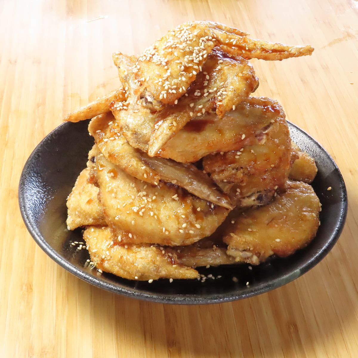 豪快に盛り付けられた手羽先は必見!ビールの相性は抜群!