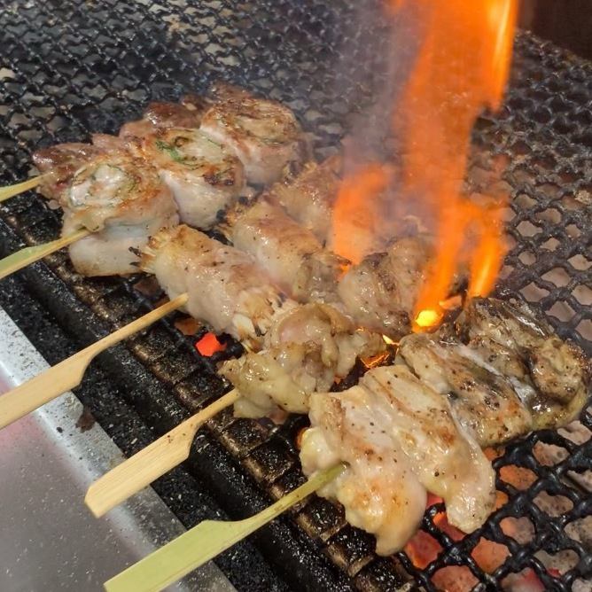 落ち着きのある半個室×炭火焼と厳選もつ鍋が自慢!