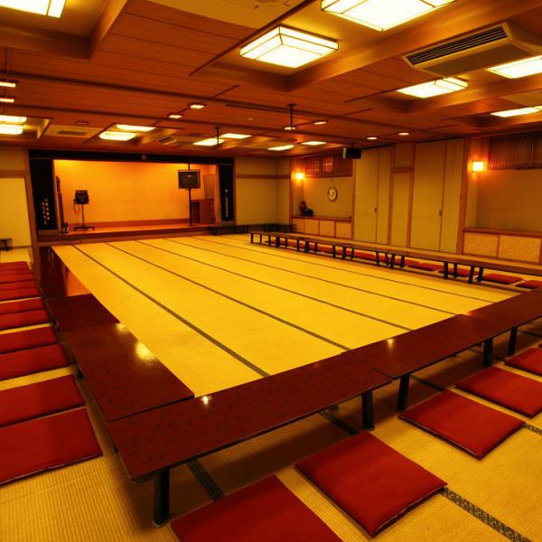 大広間（最大160名程度）を貸切してのご宴会は、パーティ・同窓会、企業の総会や忘年会。新年会など、幅広くご利用頂けます。また、人数によっては中広間（～35名）もございます。大広間・中広間はステージやカラオケなど完備しており、大宴会・大きな余興を行うのに最適です。