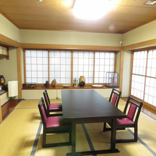 畳の空間に椅子とテーブル