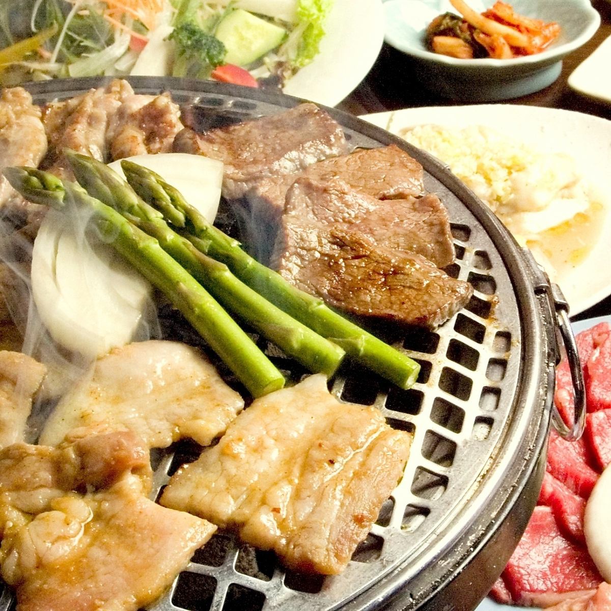 使用日本牛制作的烤肉、火锅、寿喜烧无限畅饮！