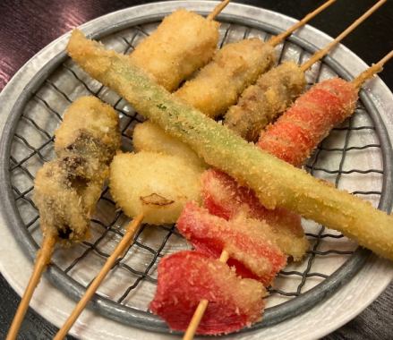 ≪享受大阪/遊玩套餐/4,500日圓≫人氣炸串、自烤章魚燒、油炸食品共8道菜品。
