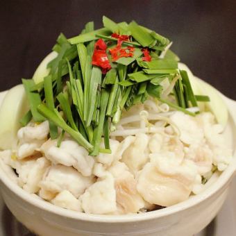 【大津锅套餐】包括著名的内脏火锅和5种受欢迎的炸串在内，总共6道菜。含无限畅饮/5000日元