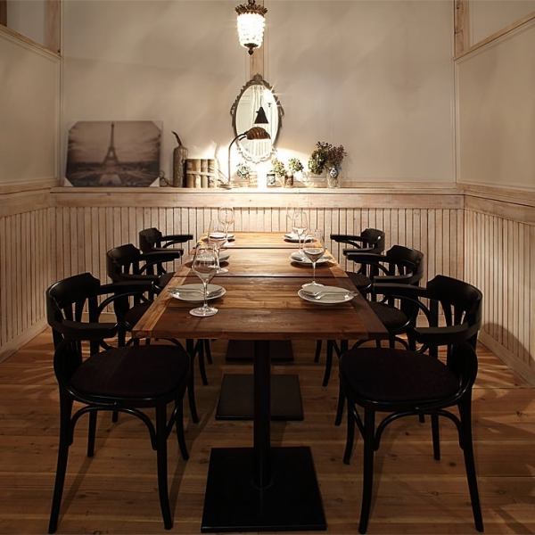 A private room surrounded by antique furniture.You can enjoy your meal without worrying about your surroundings.Recommended for when you want to talk about secrets, such as between colleagues at work or on a girls' night out.