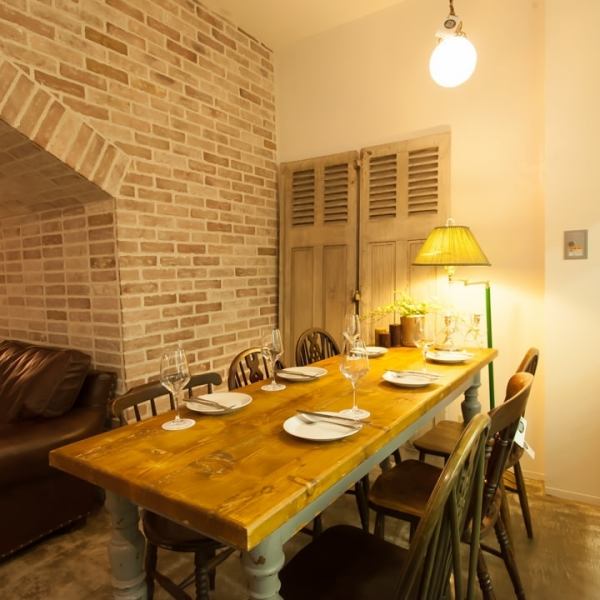 沉稳的木纹桌子与砖柱和谐搭配，时尚的空间！最多可容纳6人。