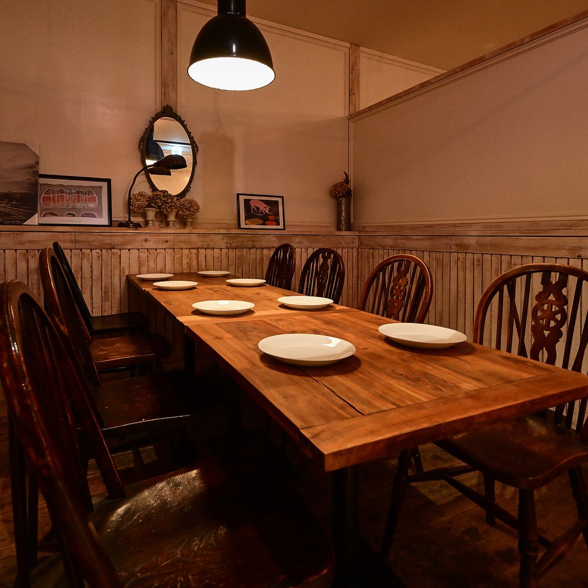 We have antique private rooms that can be used according to the number of people.