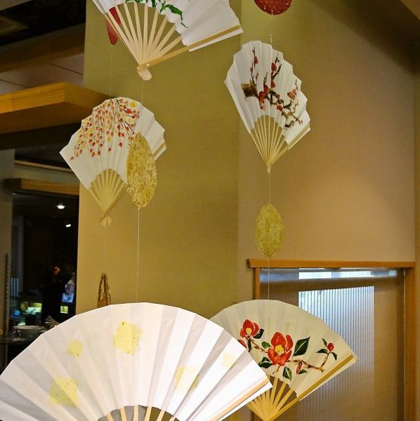 着物姿のスタッフの丁寧なサービスがあり、日本料理と調和する和の雰囲気は接待にも使えること間違いなし。