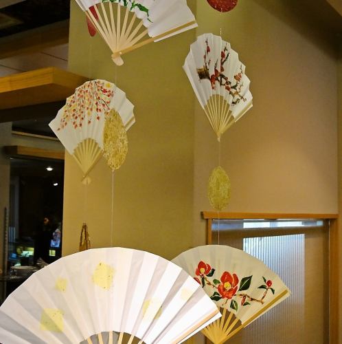 <p>着物姿のスタッフの丁寧なサービスがあり、日本料理と調和する和の雰囲気は接待にも使えること間違いなし。</p>