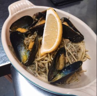 Genovese pasta with tuna and mussels