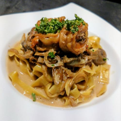 エビとポルチーニ茸のクリームパスタ