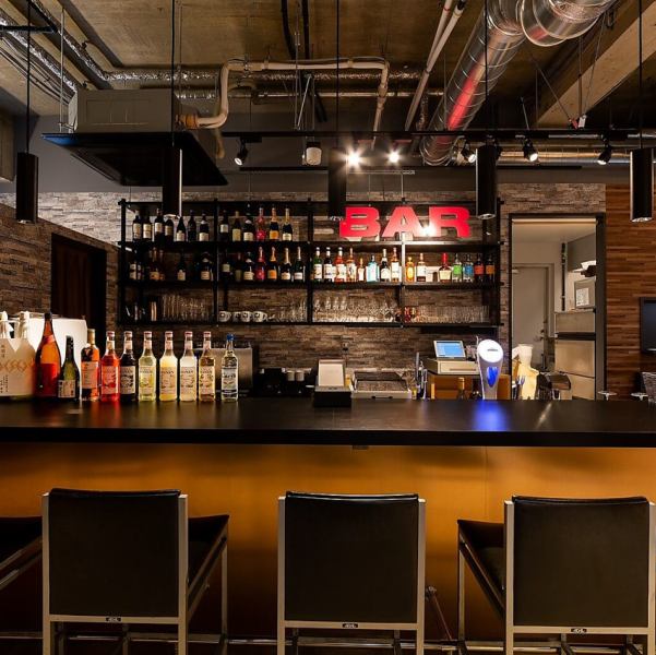 店内のカウンターエリアでは、美味しいコーヒー、ワイン、日本酒などを堪能していただけます。また、料理の臨場感を味わえるLIVE感にこだわった焚き火エリアもご用意♪特別なオーブンで焼き上げる無添加ソフトフランスパンの香りが店内に広がり、食欲をそそります。料理が作られる過程を間近で感じることができます◎