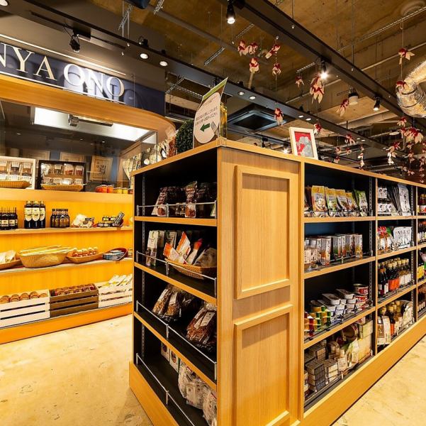 バイヤーが厳選を重ねた「美味しいもの」が並ぶグローサリーエリアがございます。ご自宅でも当店の味を楽しんでいただけるよう、様々な食材や調味料を取り揃えており、「美味しいものを届けたい」という大きな想いをぎゅっと詰め込んだ、食の楽しさに溢れる空間です。お食事だけでなく、お買い物もお楽しみくださいませ★