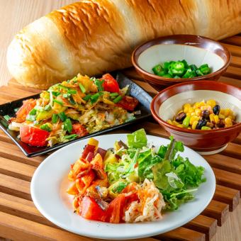 サラダバー/惣菜4種/スープ/味噌汁/茶漬出汁/羽釜ごはん/イカ昆布/辛子高菜/できたて炒飯/スパイシーカレー