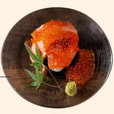 【肴巻き】溢れるいくらとサーモンユッケ