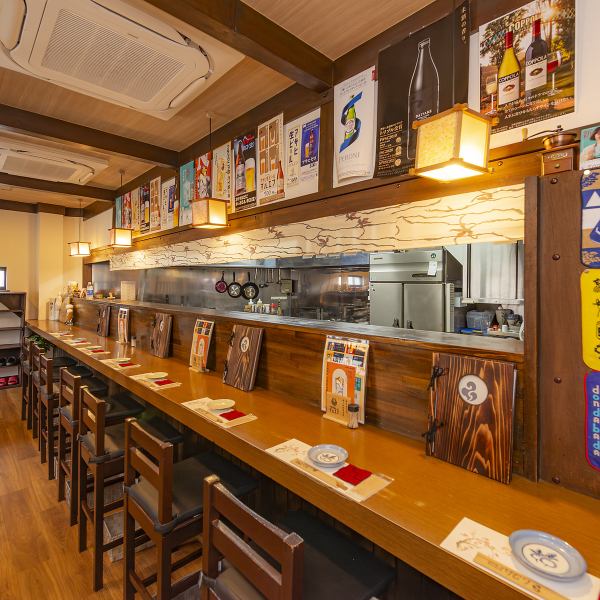 1階はカウンター8席と掘りごたつ4名×2席をご用意しております。カウンター席はオープンキッチンで目の前で作られていくライブ感をお楽しみいただけます♪テーブル席は程よい距離感でプライベートも保てる心地良い空間です。料理とドリンクを楽しみながらゆったりと過ごせます♪