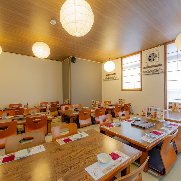 2階は座敷の個室席がございます。10名掛けと20名掛けがあります。繋げて30名までご利用できます!開放感あるレイアウトと落ち着いた照明で、賑やかな場でもゆったりと過ごせます。幹事様にも安心してご利用いただけます!けむりコースもあり、宴会にぴったりです。