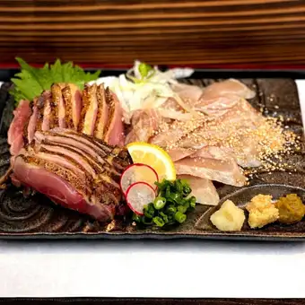 【けむり名物】赤鶏の炭火タタキ （2種盛り） 一人前